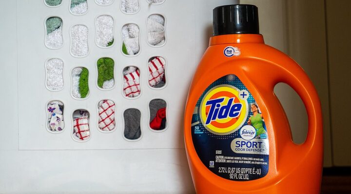 How to Wash Clothes by Hand with Detergent